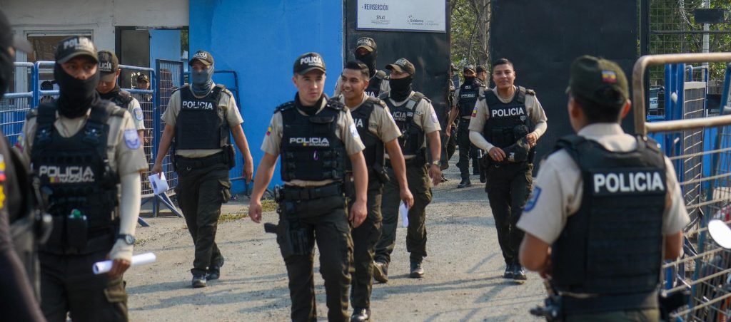 policia resguardan la entrada la carcel 0