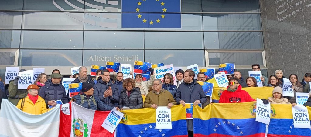 Venezolanos protestan frente a la Eurocamara en Belgica. 0