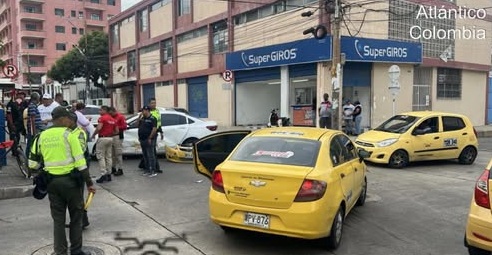 Accidente de tránsito en el centro de Barranquilla deja tres personas lesionadas 1 493231916 122240211332023139 579613846148871863 n