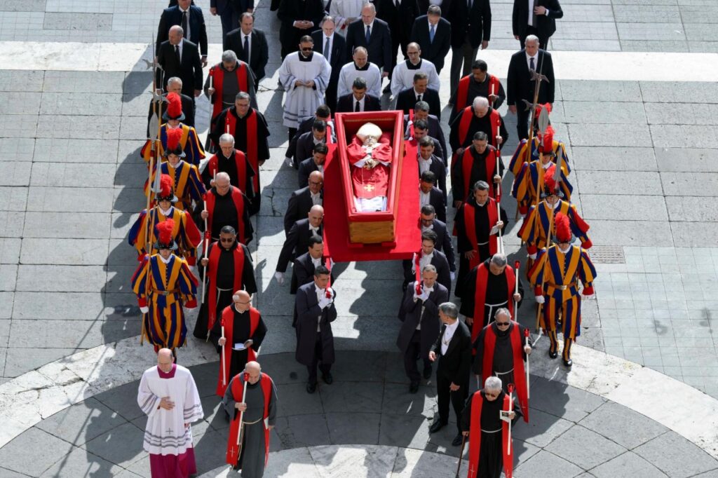 El Vaticano despide a Francisco: una ceremonia de fe y gratitud 5 GpNcmP7WgAAAwPB 1024x682 1