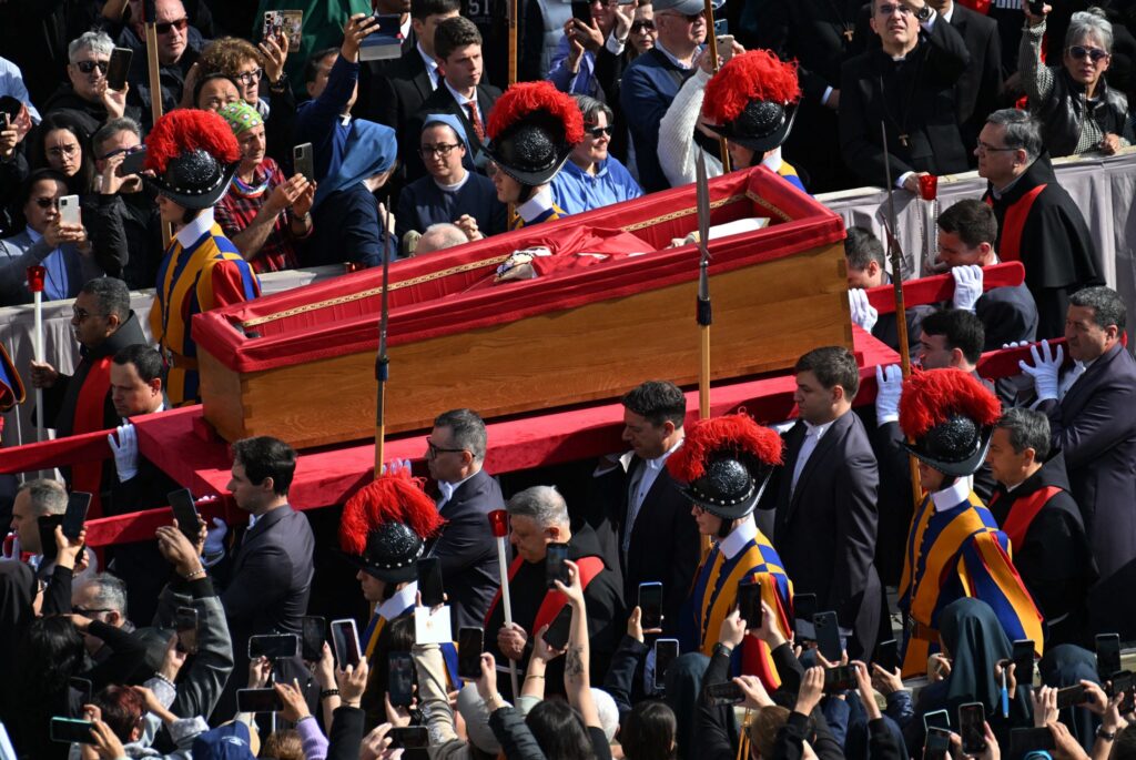 El Vaticano despide a Francisco: una ceremonia de fe y gratitud 4 GpNgjbbWIAA0kKh 1024x685 1