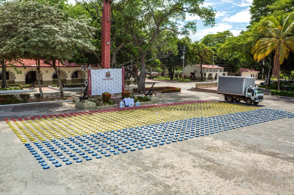 Incautan cerca de dos toneladas de marihuana en el sur del país que pretendían sacar al Perú y Brasil 2 Gpydw9eXkAAyzbV