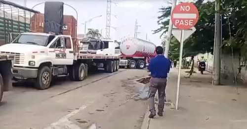 Bloqueo en el puerto de Barranquilla: trabajadores de la DIAN protestan contra despidos masivos en el país 2 15746399518429745580