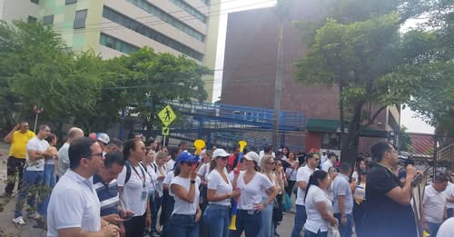 Bloqueo en el puerto de Barranquilla: trabajadores de la DIAN protestan contra despidos masivos en el país 3 15866166183792229163