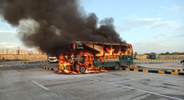 Bus de Coolitoral se incendia en parqueadero cerca de Granabastos: no hubo heridos 2 1746708299212 758x413 1
