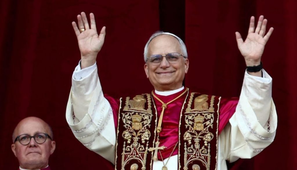 Un Papa con acento de paz: León XIV emociona al mundo en su primer mensaje desde el Vaticano 1 2025 05 08T173042Z 1558858118 RC2TDEA0091A