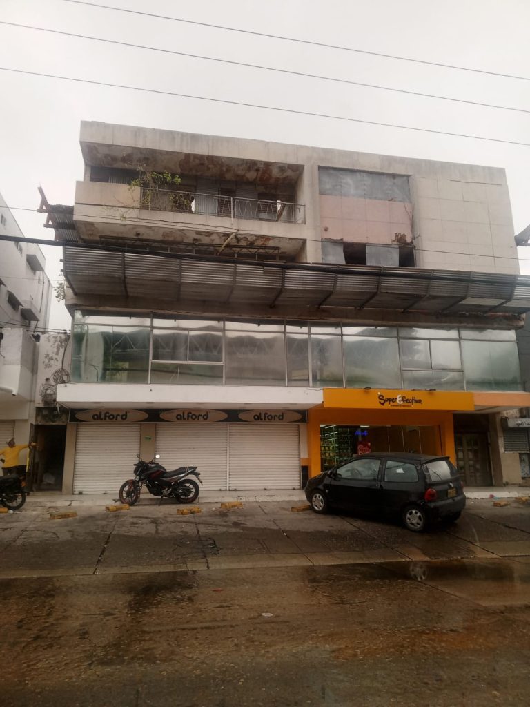 Edificio en ruinas amenaza con colapsar en pleno corazón de Barranquilla 1 2c2a8d0d d9a2 4ac5 90c5 bcd2e33936f8 1