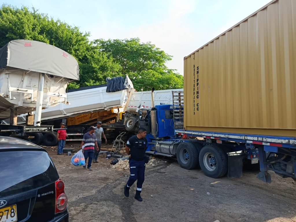 Grave accidente entre cuatro vehículos de carga en Sabanalarga, Atlántico 2 4004df0f 5f77 40e9 b4ae 95cc39d2973b