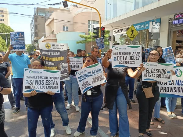 Bloqueo en el puerto de Barranquilla: trabajadores de la DIAN protestan contra despidos masivos en el país 5 501190902 1240124737775811 5608845971871270207 n