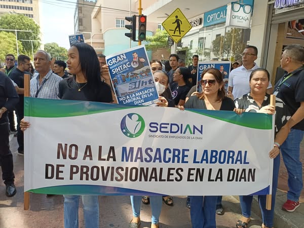 Bloqueo en el puerto de Barranquilla: trabajadores de la DIAN protestan contra despidos masivos en el país 6 502456510 1240124621109156 6890449344469005327 n