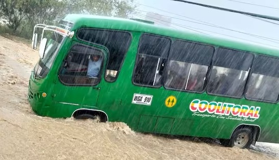 Aguacero causa emergencias en Barranquilla: árboles caídos y bus arrastrado por arroyo 1 67ac56b6 bf6f 4097 b4b2 7a08762a5b9f