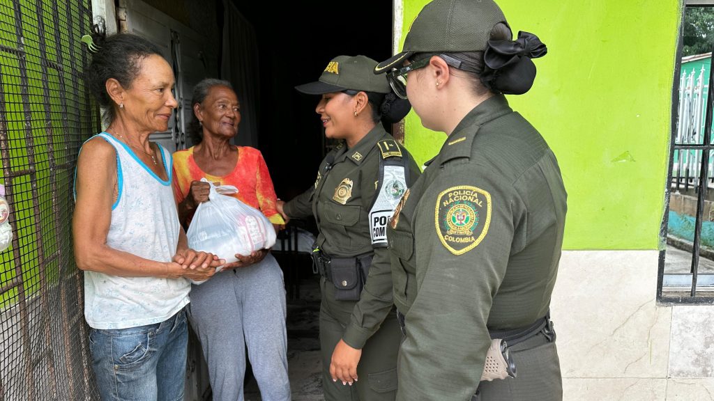 Policía y comerciantes, unidos en entrega de mercados a familias, en Magangué 1 68a8873b dd3c 440a 8210 19681164d423