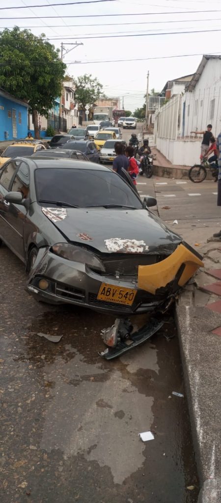 Accidente de Tránsito en Barranquilla: Volcada Van que colisioná con carro, dejando 3 heridos en la carrera 24 con calle 47 2 6d10eedb 4c98 48d0 9dbc d364e33325f9