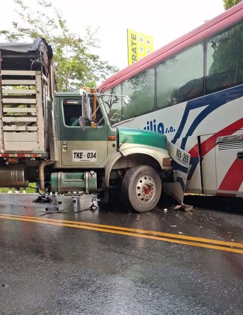 Accidente entre bus y camión en vía alterna Cambao – Bogotá tras cierre de la Panamericana 1 78d09356 8899 448c 802b 98e1577c1342