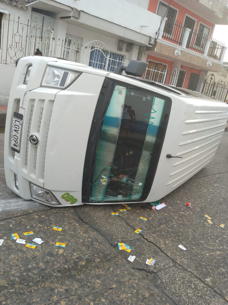 Accidente de Tránsito en Barranquilla: Volcada Van que colisioná con carro, dejando 3 heridos en la carrera 24 con calle 47 1 922a2676 e6d0 4b9a bc73 5f71e1b8d355