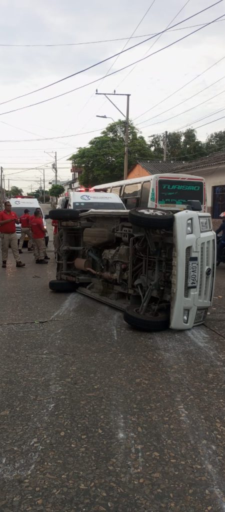 Accidente de Tránsito en Barranquilla: Volcada Van que colisioná con carro, dejando 3 heridos en la carrera 24 con calle 47 3 9d76bce4 23aa 4b4a 8913 627f5497770e