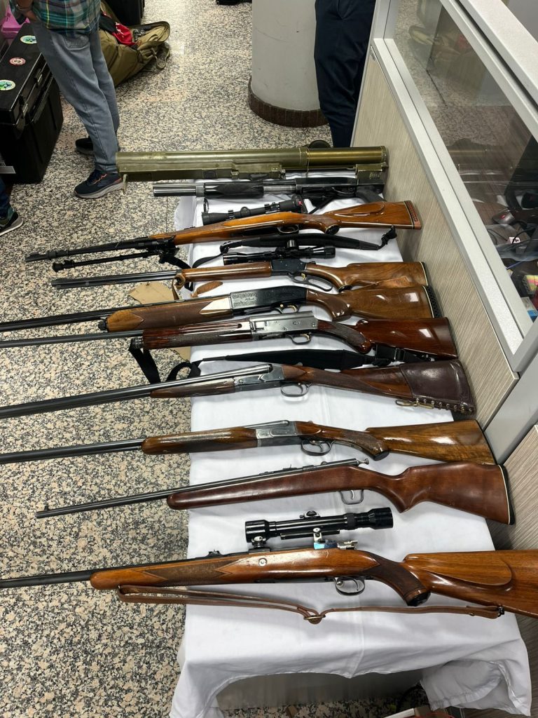 Desarticulan red de tráfico de armas en Bogotá: incautan 50 armas, un lanzacohetes y capturan a 13 personas 2 GrQ h6PW4AAMtuH
