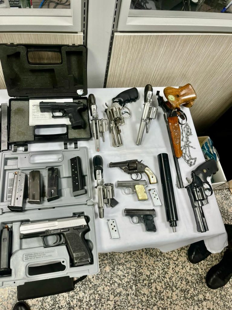 Desarticulan red de tráfico de armas en Bogotá: incautan 50 armas, un lanzacohetes y capturan a 13 personas 3 GrQ h6uWoAANwCo