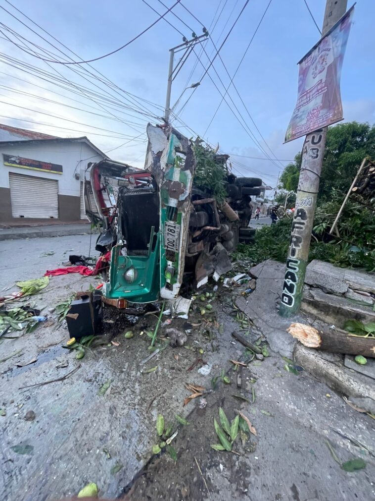 Detalles del bus de transporte volcado en la Loma de La Manga: al menos 20 heridos 2 IMG 20250516 WA0084 758x1011 1