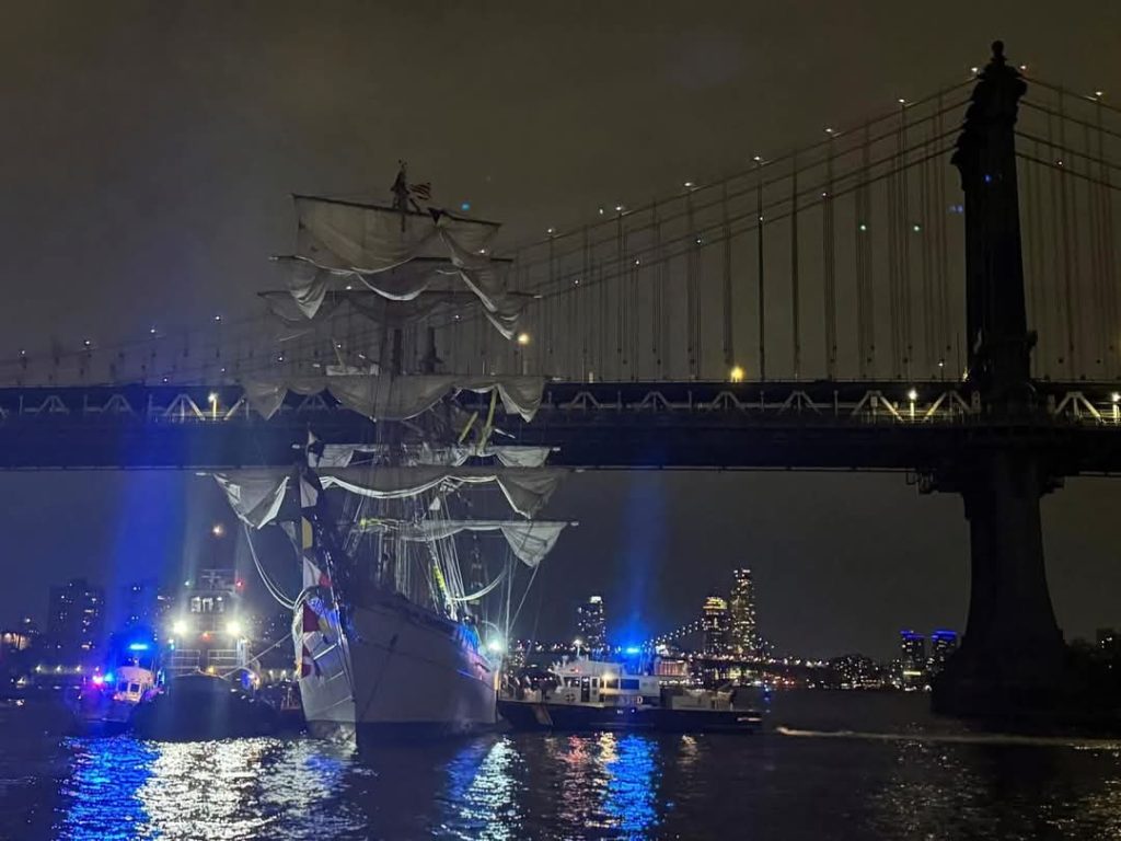 Buque Cuauhtémoc de México choca contra el Puente de Brooklyn en Nueva York y dejó al menos a 20 personas lesionadas. 3 IMG 20250517 WA1286