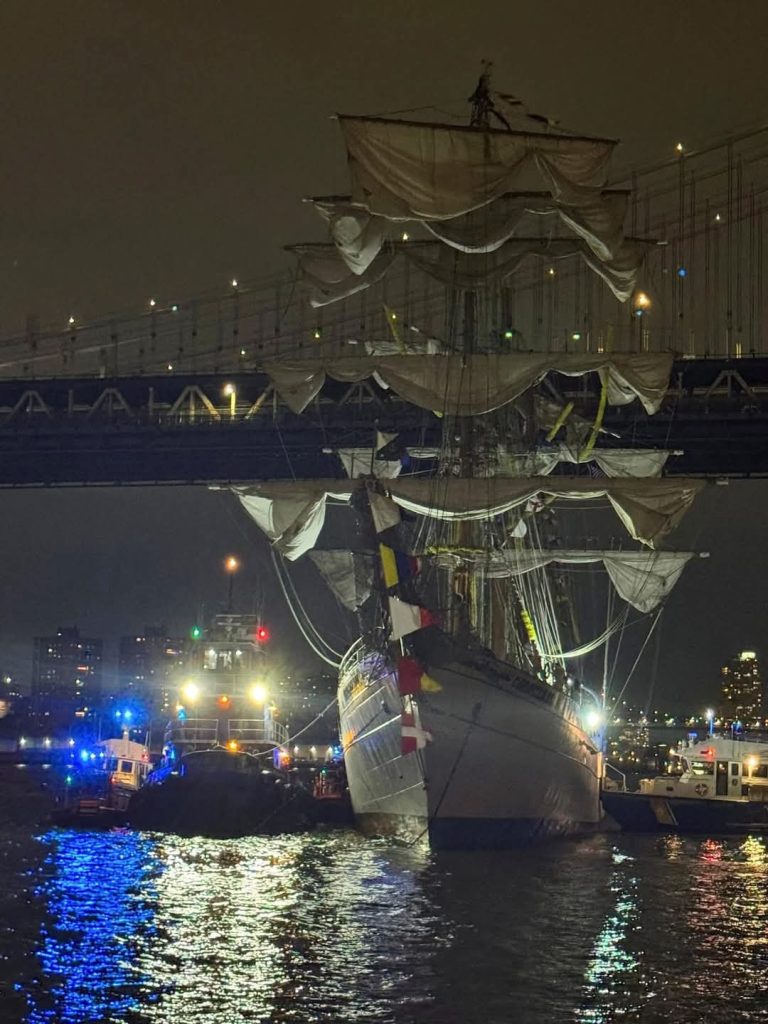 Buque Cuauhtémoc de México choca contra el Puente de Brooklyn en Nueva York y dejó al menos a 20 personas lesionadas. 1 IMG 20250517 WA1288