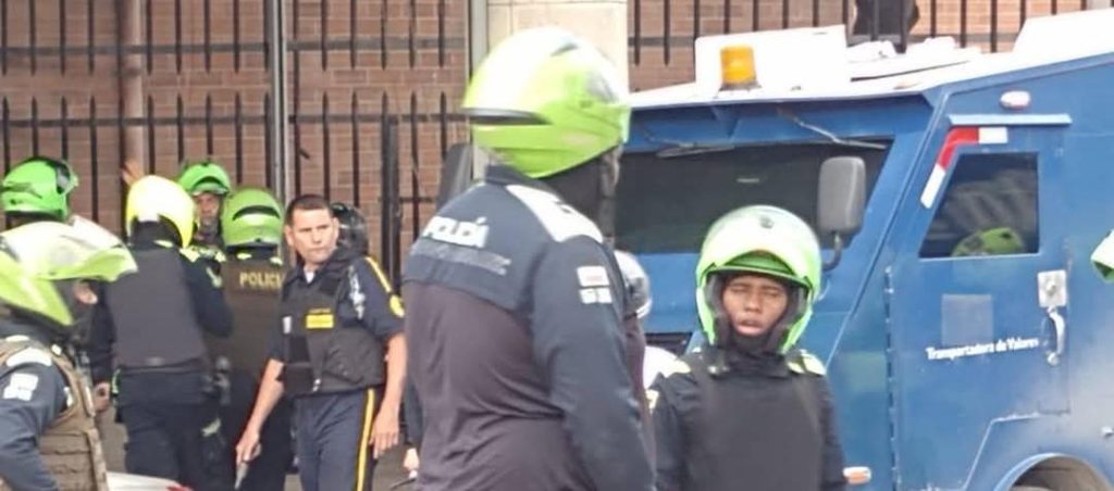 Así fue el asalto armado a camión de valores dentro del centro comercial Metropolitano 1 La Policia hace presencia en el lugar del atentado. 0