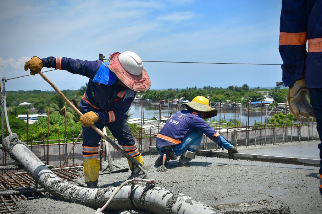Variante Ciénaga alcanza el 90% de ejecución: un impulso a la onectividad y seguridad vial en el Caribe colombiano 3 Obreros trabajando en la Variante Cienaga en construccion