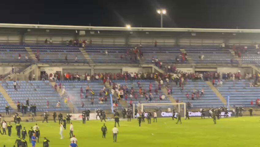 Caos en Santa Marta: hinchas invaden la cancha y suspenden partido entre Unión Magdalena y Once Caldas 1 download 1