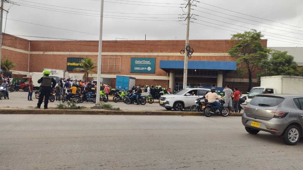 Intento de robo a carro de valores desata pánico en el Éxito Metropolitano de Barranquilla 1 download 2