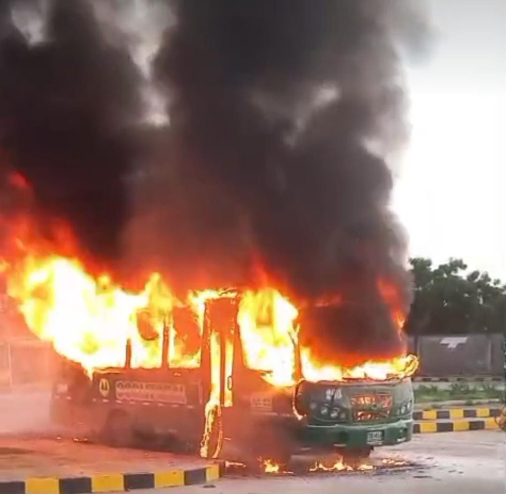 Bus quedó incinerado en parqueadero de Coolitoral, vía Granabastos - Soledad 2 e9f8940f 18e5 4085 85af 8cf28ffdb38e