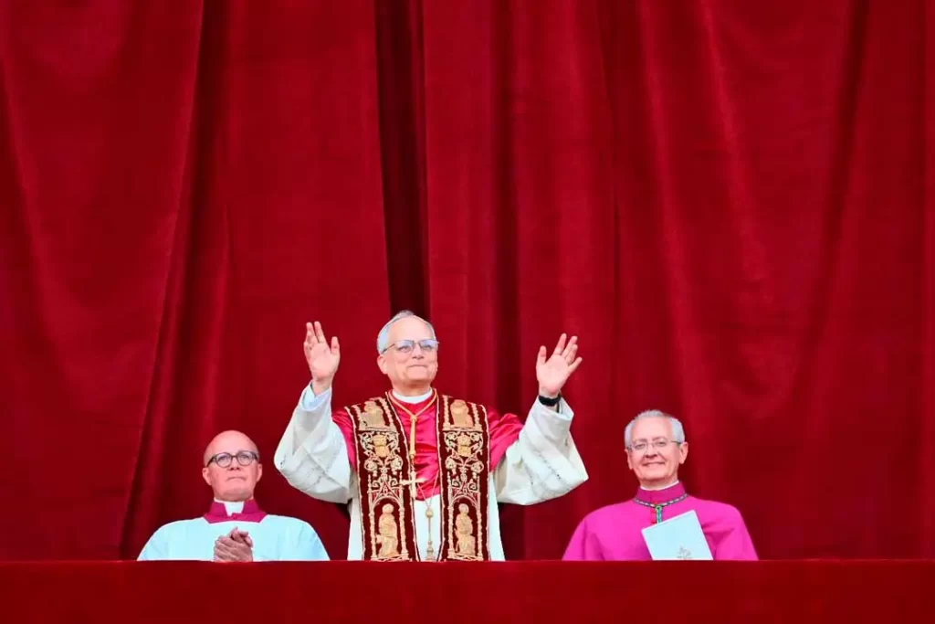 Un Papa con acento de paz: León XIV emociona al mundo en su primer mensaje desde el Vaticano 5 whatsapp image 2025 05 08 at 12 34 47819913 20250508123913