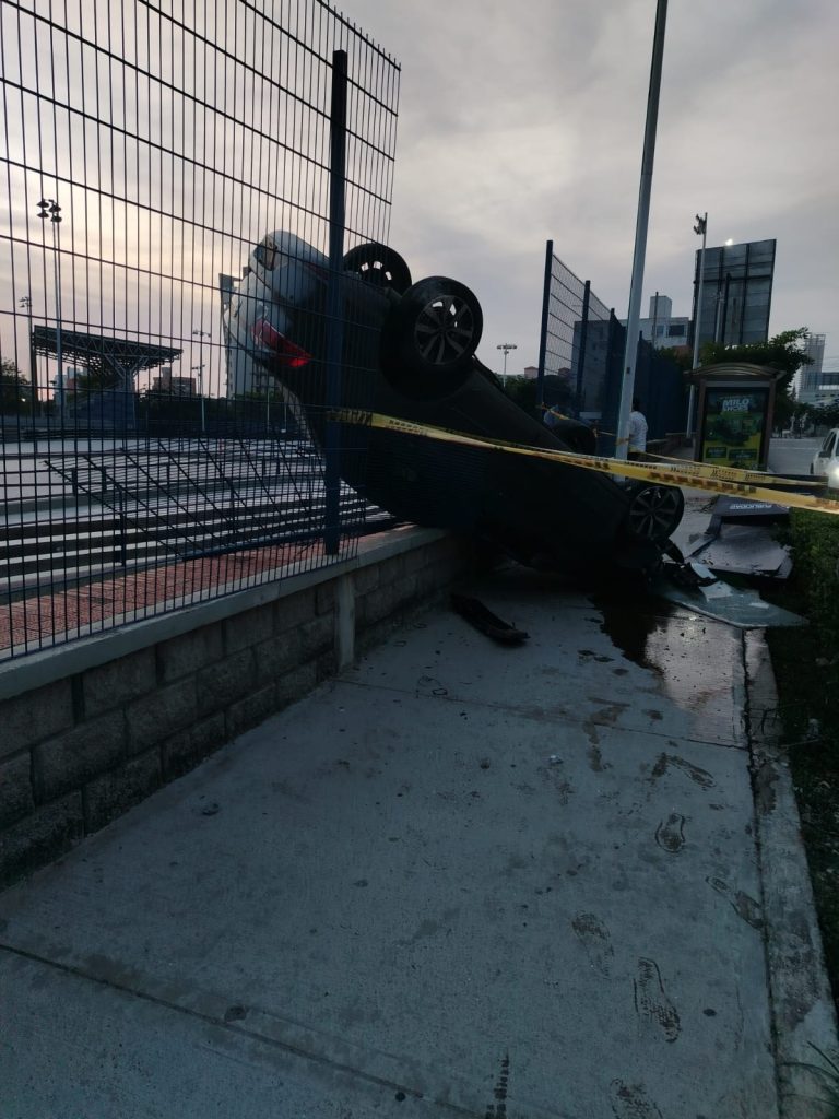 Barranquilla: un auto volcado, una malla rota y un milagro en la madrugada 2 15683439 f827 49db a68d afd0d8486895