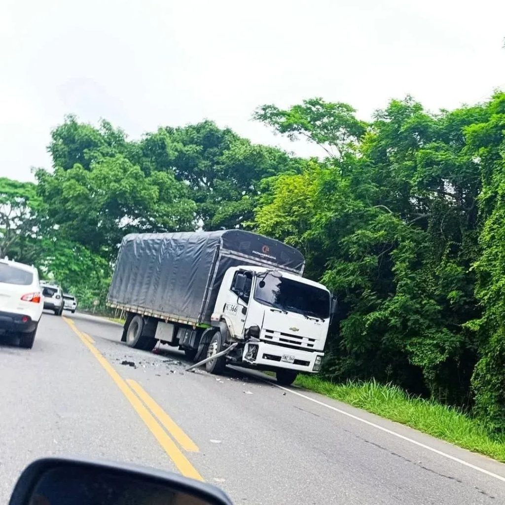 Accidente en Sampués: camión colisionó con vehículo estacionado en la Troncal de Occidente 2 1ad48ac1 260e 484e 804e 42c2a242fbca