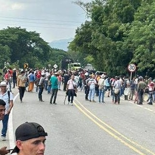 Campesinos bloquean nuevamente la Troncal de Oriente en Río Frío: “Hasta que Petro no venga, no hay arreglo” 2 494594611 561872570315437 4561280870441015876 n