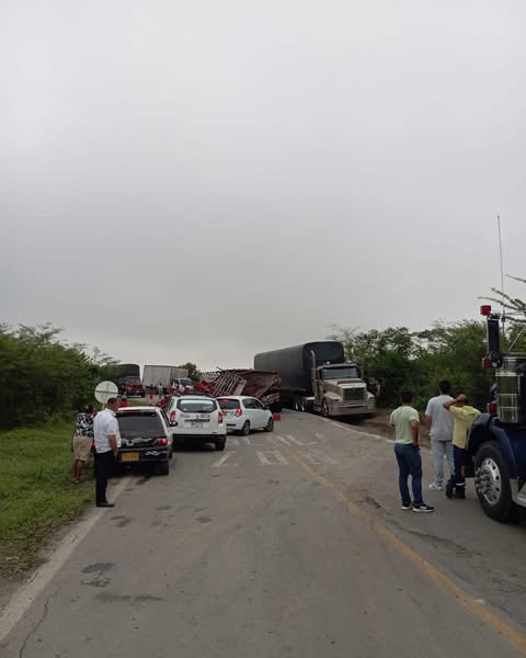 Tractomula cargada de mango se vuelca y bloquea vía El Carmen de Bolívar – Zambrano 1 497862323 697669516197664 5326354731200275767 n