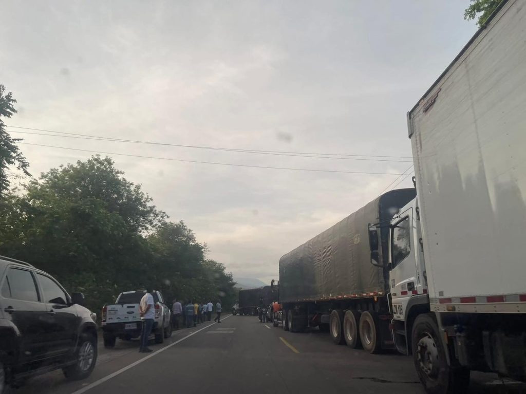 Campesinos bloquean nuevamente la Troncal de Oriente en Río Frío: “Hasta que Petro no venga, no hay arreglo” 1 497910698 1243983977738481 158331192176711031 n