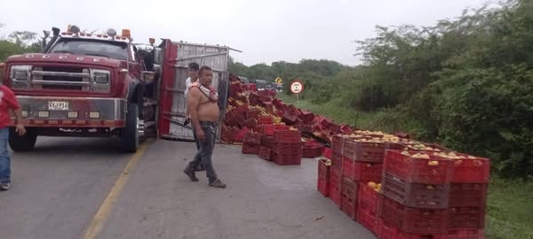 Tractomula cargada de mango se vuelca y bloquea vía El Carmen de Bolívar – Zambrano 3 501071039 1643397726338352 2393177973794887415 n
