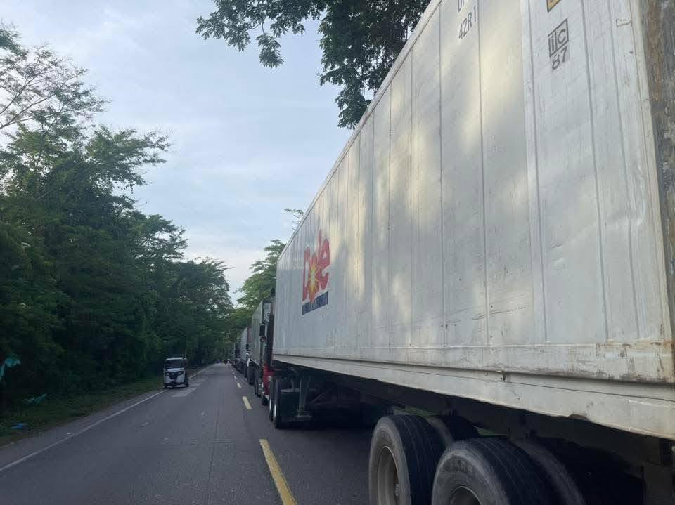Campesinos bloquean nuevamente la Troncal de Oriente en Río Frío: “Hasta que Petro no venga, no hay arreglo” 3 503431928 1243983981071814 8331876397355202246 n