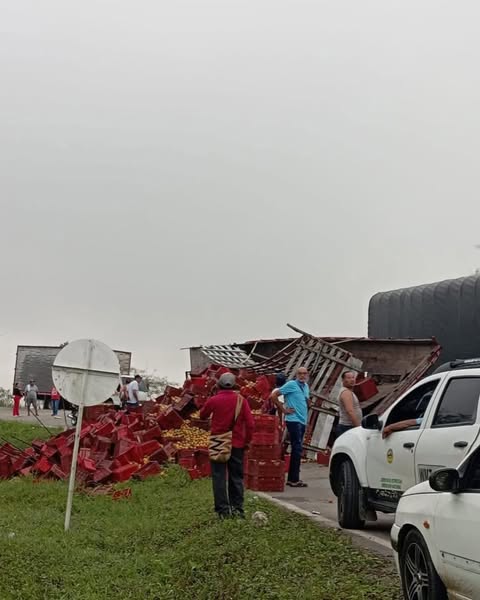 Tractomula cargada de mango se vuelca y bloquea vía El Carmen de Bolívar – Zambrano 2 503860944 1643398279671630 8123837749644515397 n