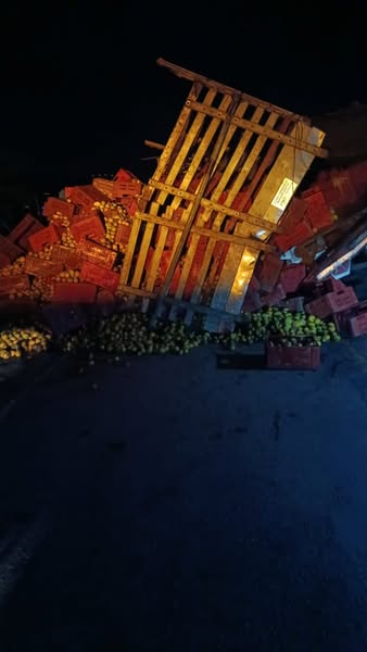 Tractomula cargada de mango se vuelca y bloquea vía El Carmen de Bolívar – Zambrano 4 504272833 678355405178668 9165068415024218221 n 1