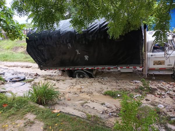 Santa Rosa de Lima, incomunicada: lluvias desbordan la vía principal y provocan emergencia vial 3 509428749 1308626907931873 6040947630406591923 n 1