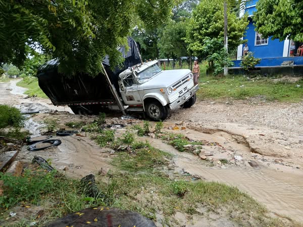 Santa Rosa de Lima, incomunicada: lluvias desbordan la vía principal y provocan emergencia vial 1 509643906 1308626767931887 5676139254446752953 n 1