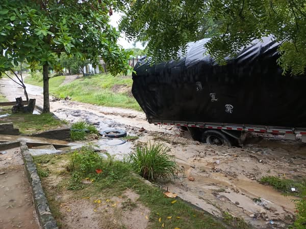 Santa Rosa de Lima, incomunicada: lluvias desbordan la vía principal y provocan emergencia vial 5 510219284 1308626771265220 2845228677012213623 n 1