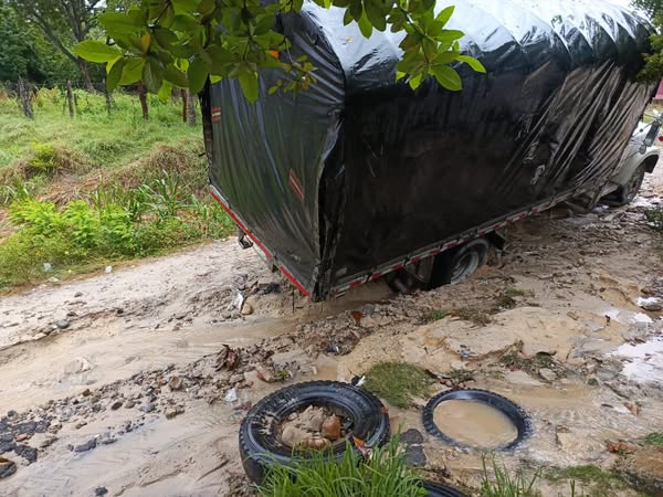 Santa Rosa de Lima, incomunicada: lluvias desbordan la vía principal y provocan emergencia vial 4 513245990 1308626961265201 8478134014178198329 n 1