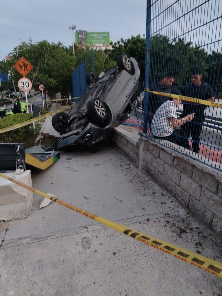 Barranquilla: un auto volcado, una malla rota y un milagro en la madrugada 4 849363db cf11 4461 97f1 fb1f5571149b