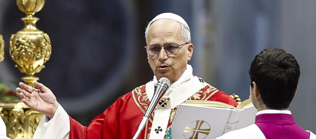 El Papa pide a la Iglesia "abrirse a los cambios" y "buscar nuevos caminos" 1 El Papa Leon XIV en la misa celebrada este domingo en la basilica de San Pedro 0