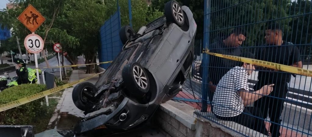 Barranquilla: un auto volcado, una malla rota y un milagro en la madrugada 3 El vehiculo accidentado 0