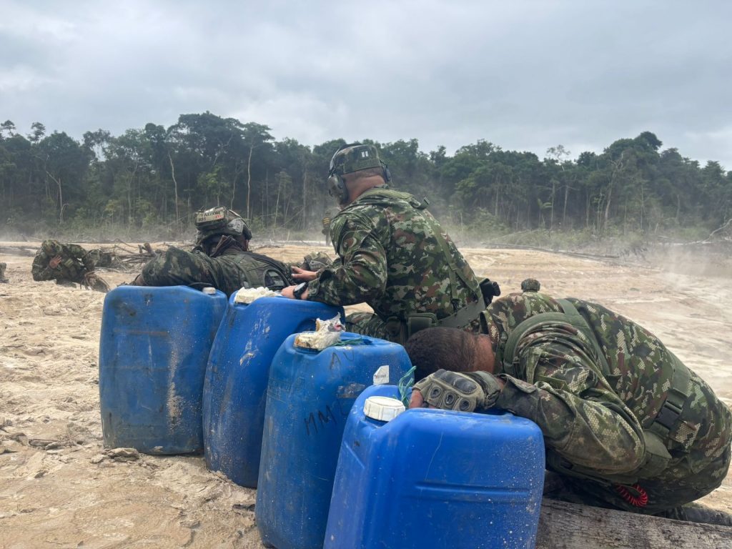 Golpe a la minería ilegal en la Amazonía: destruyen 34 dragas de “Comandos de Frontera” en operación binacional 1 GsXXv xXkAAAl8C