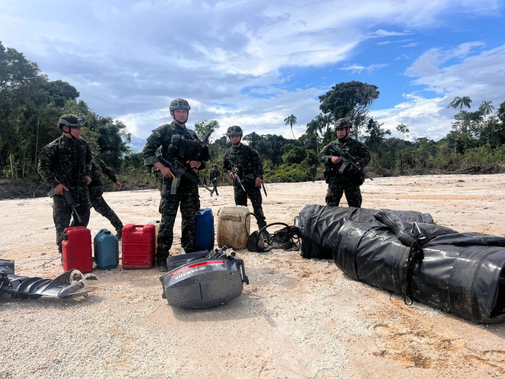 Golpe a la minería ilegal en la Amazonía: destruyen 34 dragas de “Comandos de Frontera” en operación binacional 2 GsXXwxGWoAA5FOl