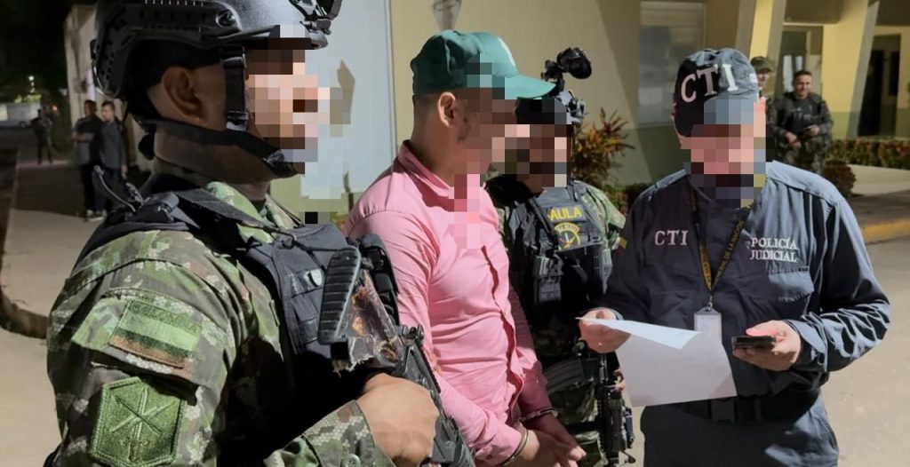 Capturan en Caquetá a alias ‘Raúl’, cabecilla de finanzas de disidencias que extorsionaba a campesinos y ganaderos 3 GtZ6Ag4XMAAuuBj